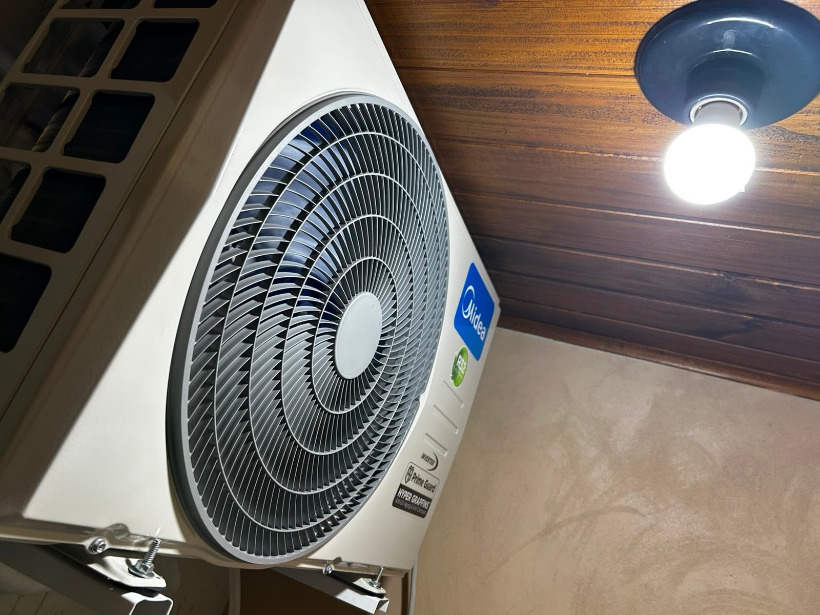 Unidade externa Midea sob forro de madeira