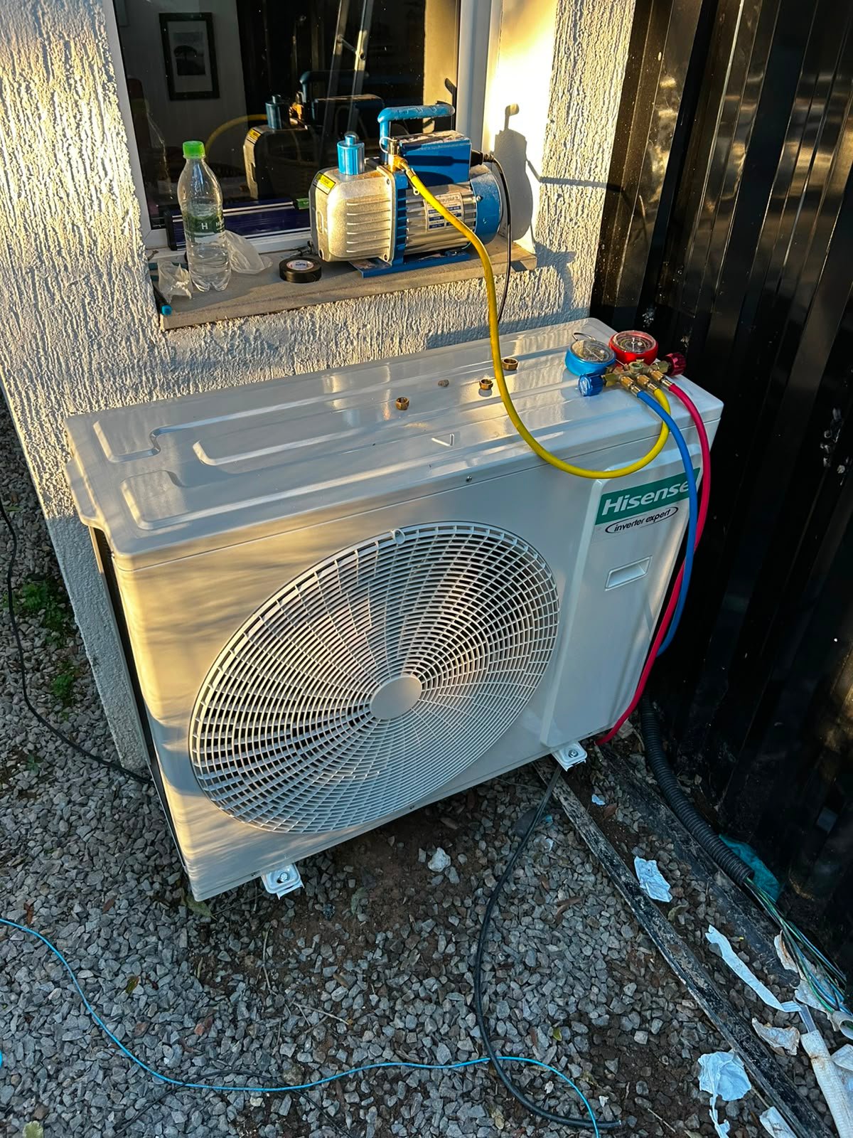 Recarga de gás refrigerante com manifold e bomba de vácuo